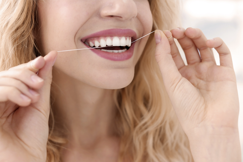 Como passar fio dental corretamente?
