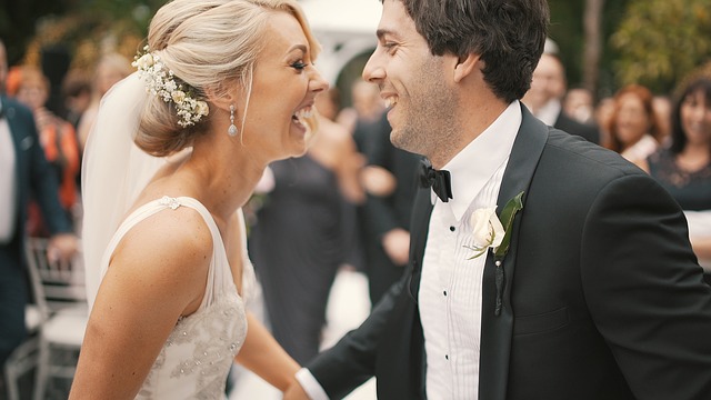 Casal de noivos se olham e sorriem no casamento